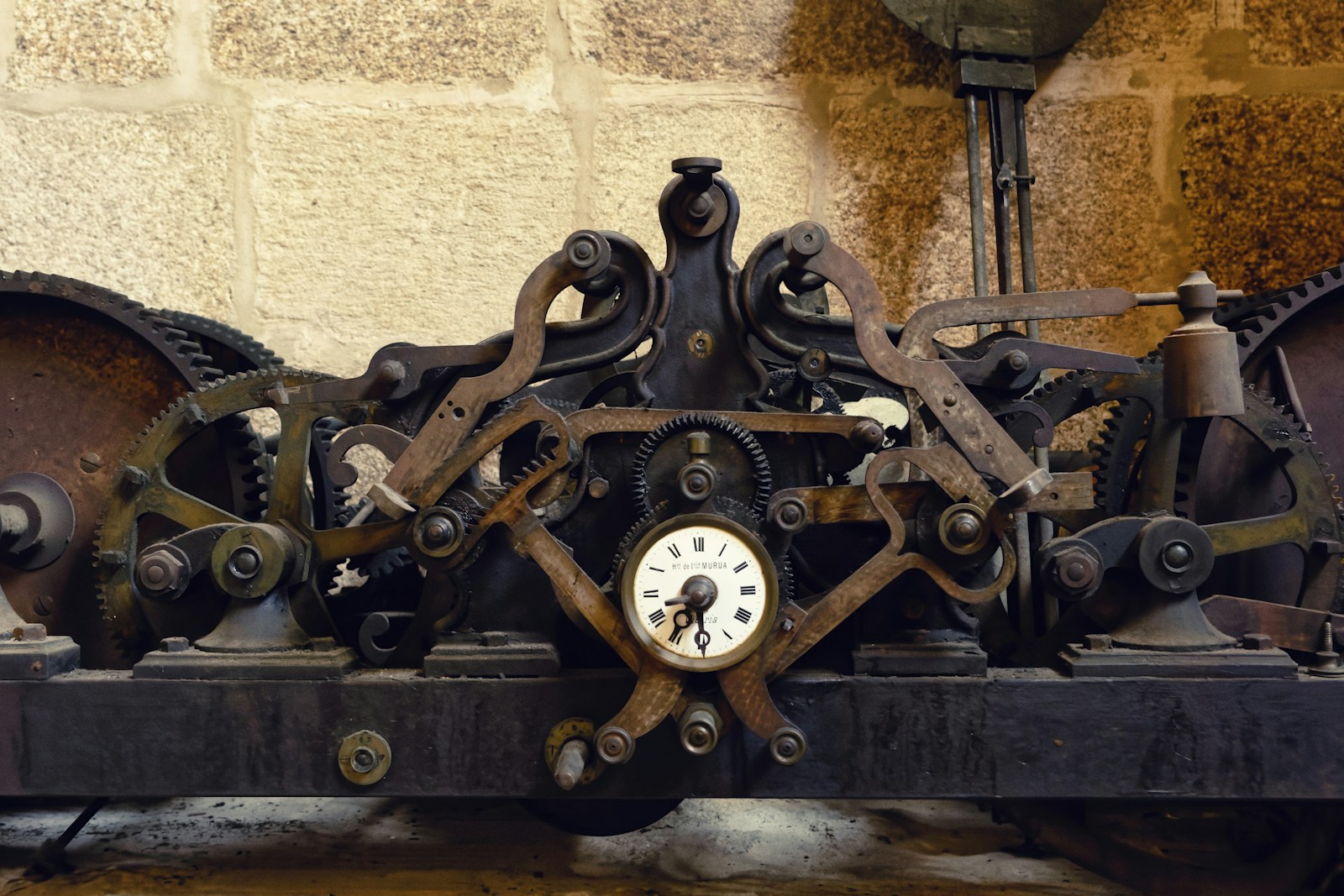 Mécanisme d'horloge ancienne — atelier de l'antiquaire